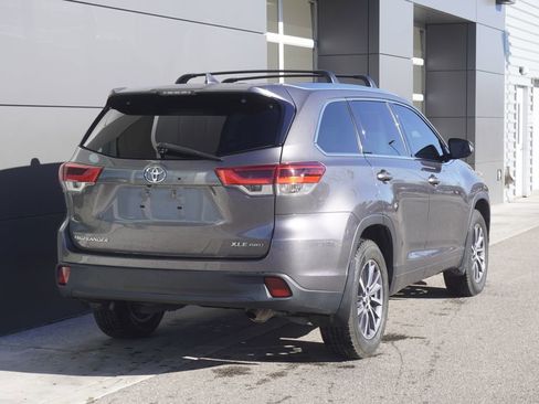 Used 2018 Toyota Highlander XLE image 2