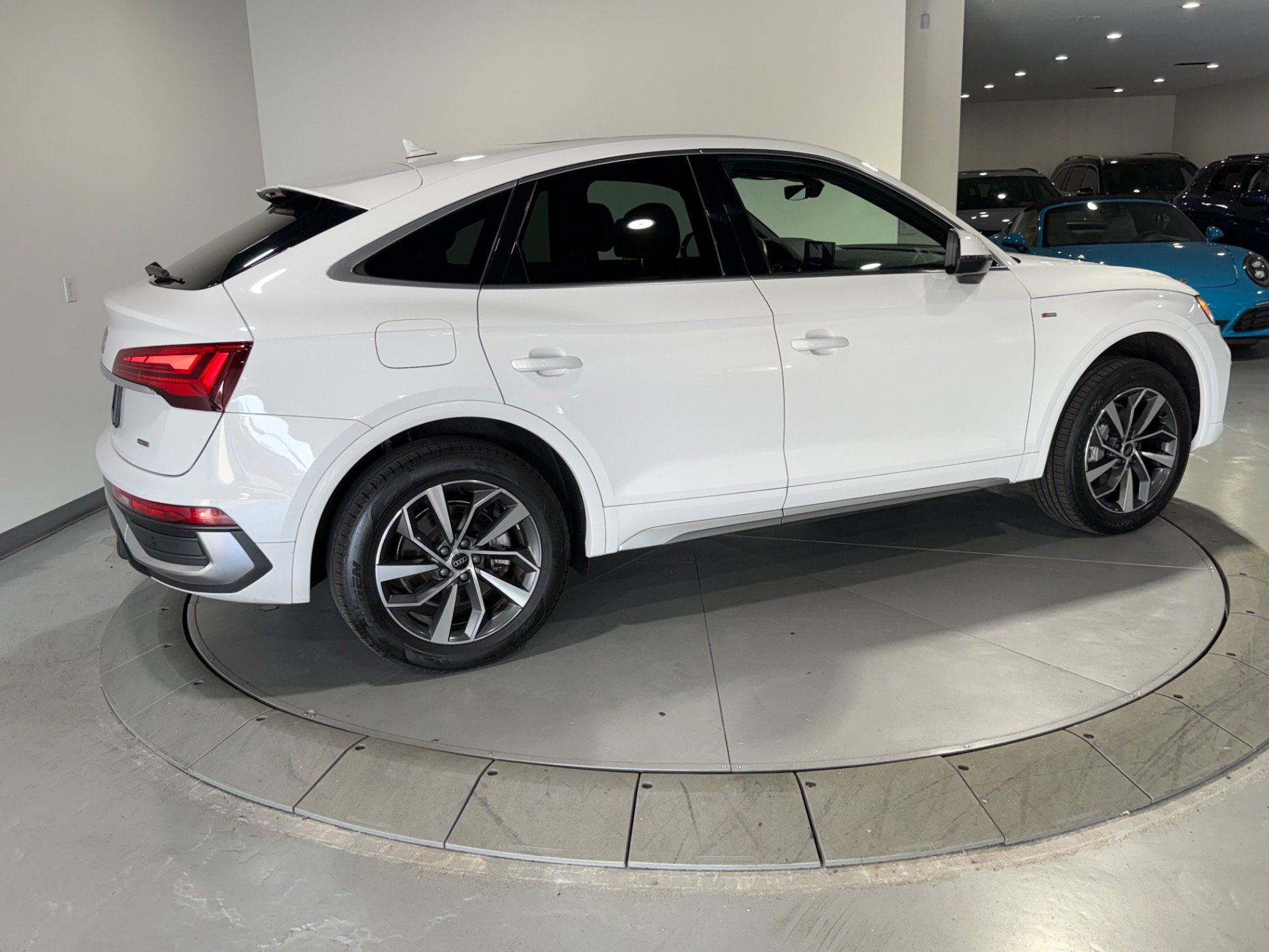 Used 2023 Audi Q5 2.0T Premium w/ Convenience Package AWD/4WD image 9