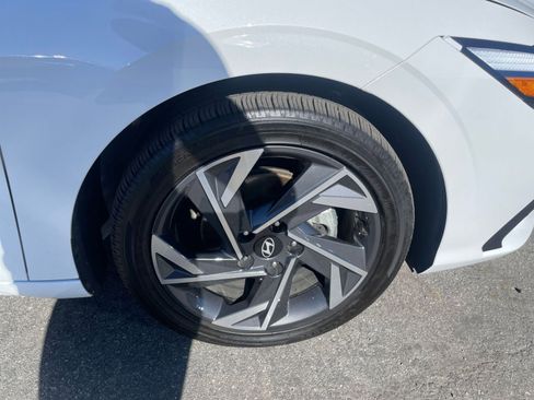 Used 2025 Hyundai Elantra Limited image 30