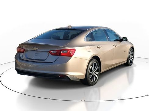 Used 2018 Chevrolet Malibu LT w/ Leather Package image 4