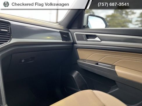 Used 2022 Volkswagen Atlas Cross Sport SE image 32