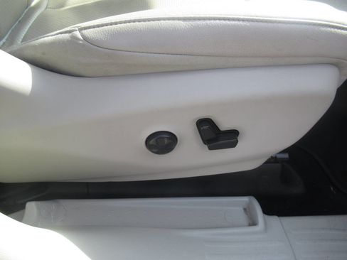 Used 2021 Chrysler Pacifica Touring-L FWD image 9