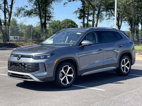 New 2026 Volkswagen Tiguan SE FWD image 3