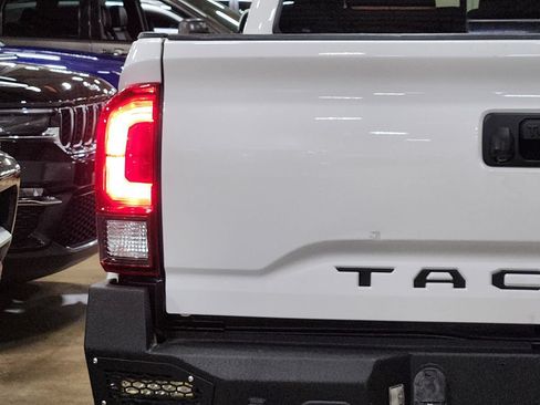 Used 2018 Toyota Tacoma TRD Off-Road AWD/4WD image 20