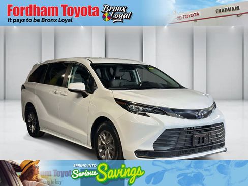 Used 2024 Toyota Sienna LE FWD image 1