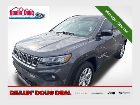 Used 2024 Jeep Compass Latitude AWD/4WD image 1