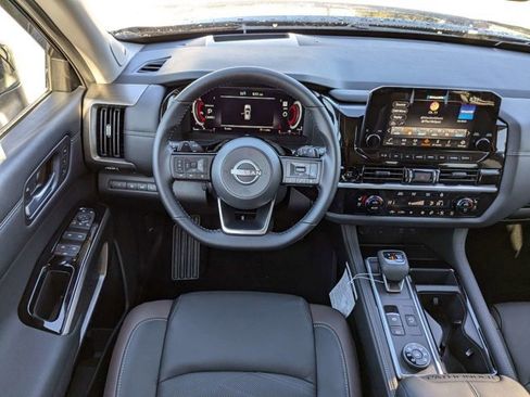 New 2025 Nissan Pathfinder Platinum image 18