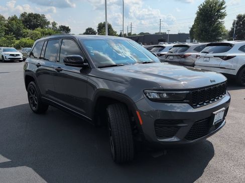 Used 2025 Jeep Grand Cherokee Altitude AWD/4WD image 7