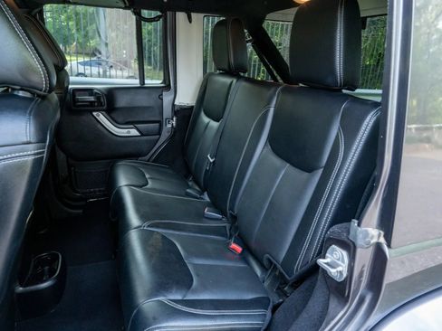 Used 2016 Jeep Wrangler Unlimited Sahara AWD/4WD image 13