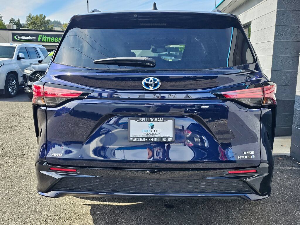 Used 2023 Toyota Sienna XSE AWD/4WD image 4