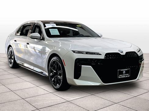 Used 2023 BMW i7 xDrive60 w/ Executive Package 2 AWD/4WD image 2