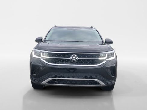 Certified 2022 Volkswagen Taos SEL w/ Panoramic Sunroof Package image 18