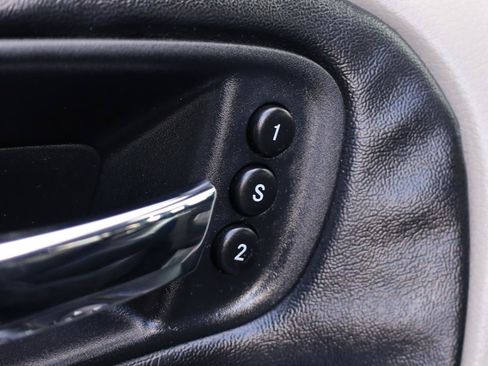 Used 2015 Chrysler Town & Country Limited Platinum FWD image 6