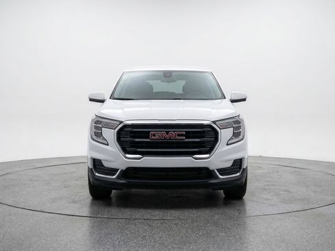 Used 2024 GMC Terrain SLE FWD image 2