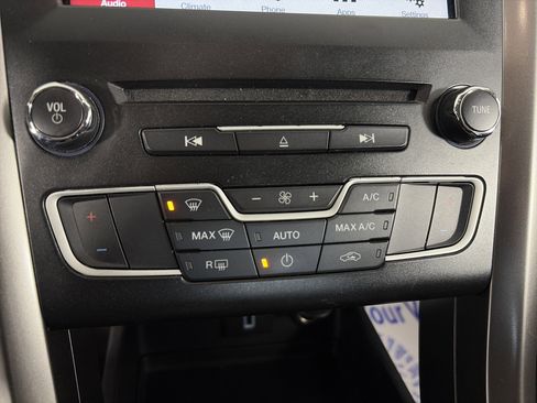 Used 2018 Ford Fusion SE w/ Fusion SE Technology Package FWD image 20