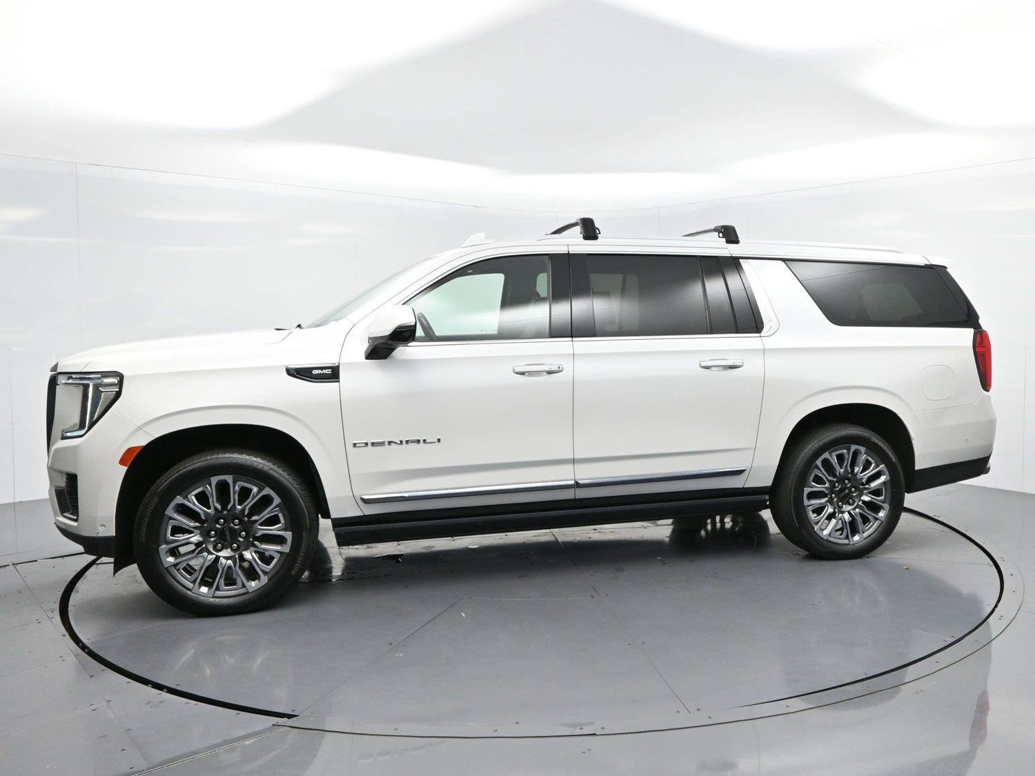 Used 2023 GMC Yukon XL Denali Ultimate AWD/4WD image 4