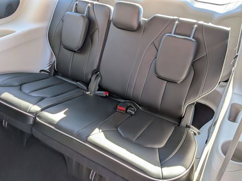 Used 2023 Chrysler Pacifica Limited image 34