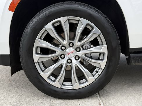 Used 2022 GMC Yukon XL Denali image 12