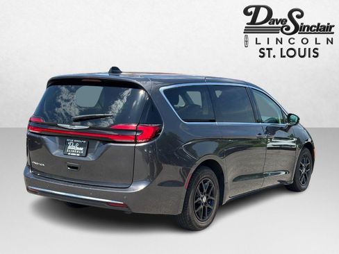 Used 2023 Chrysler Pacifica Touring-L FWD image 3