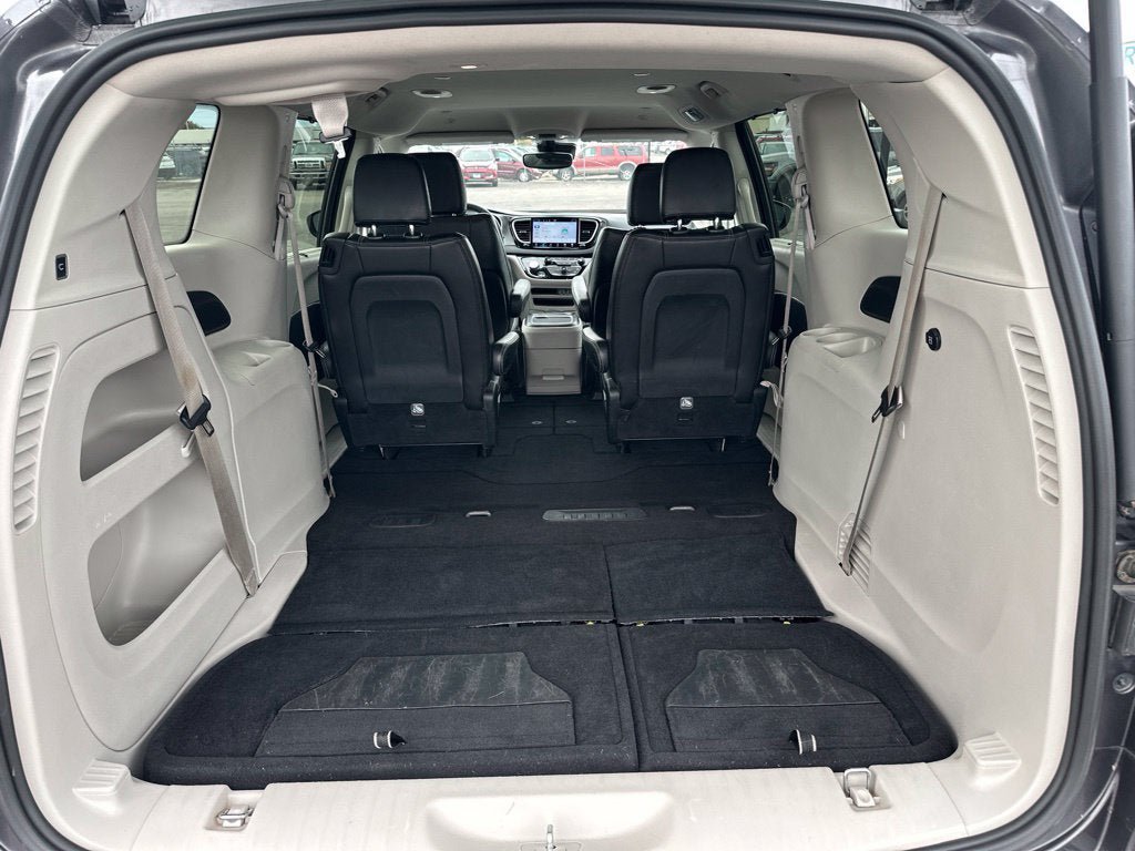 Used 2023 Chrysler Pacifica Touring-L FWD image 9