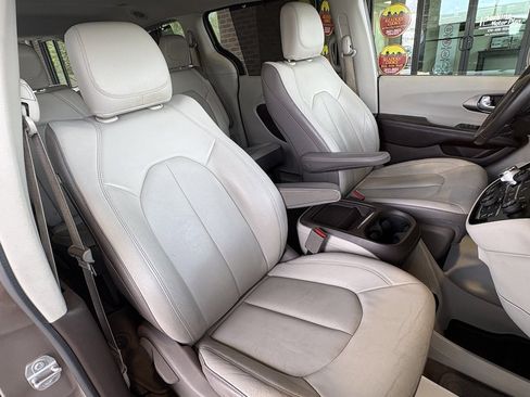 Used 2017 Chrysler Pacifica Touring-L w/ Tire & Wheel Group image 28