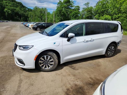 Used 2023 Chrysler Pacifica Touring-L FWD image 2