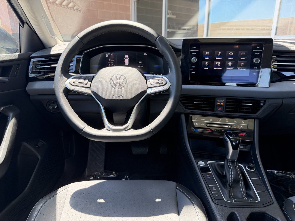 Used 2025 Volkswagen Jetta SE w/ Sunroof Package FWD image 16