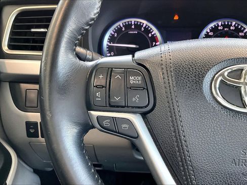 Used 2016 Toyota Highlander Plus FWD image 16