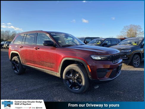 New 2025 Jeep Grand Cherokee Laredo image 1
