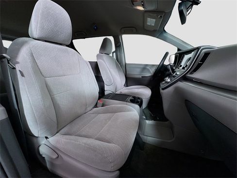 Used 2016 Toyota Sienna LE image 29