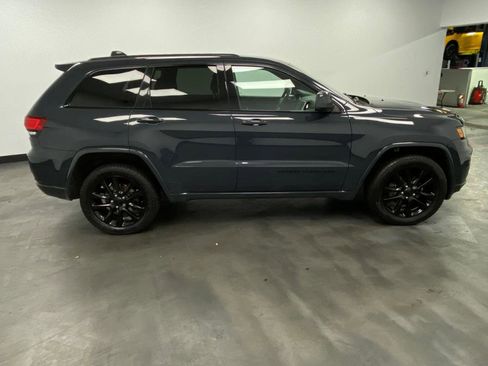 Used 2017 Jeep Grand Cherokee Altitude image 7