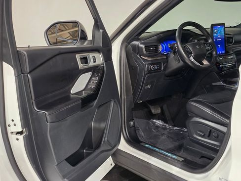 Used 2023 Ford Explorer Platinum w/ Technology Package image 16
