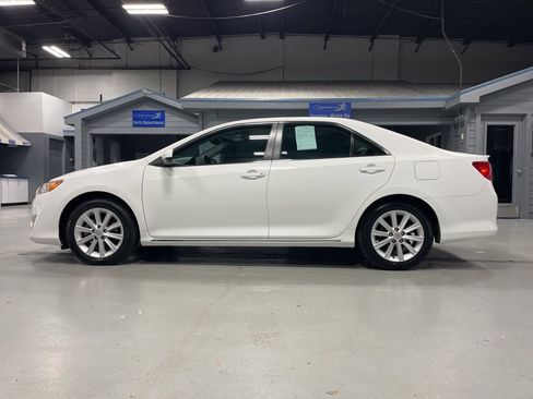 Used 2014 Toyota Camry XLE w/ Leather Package FWD image 6