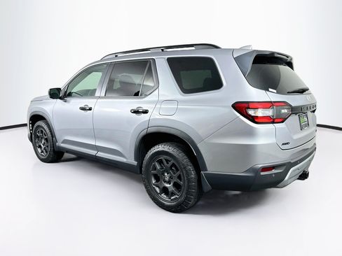 Used 2025 Honda Pilot TrailSport image 5