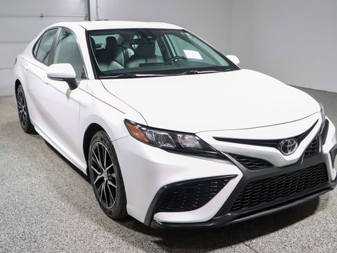 Used 2023 Toyota Camry SE FWD image 5