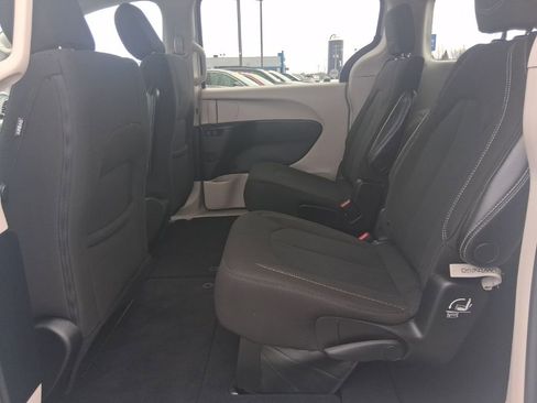 Used 2023 Chrysler Voyager LX image 18