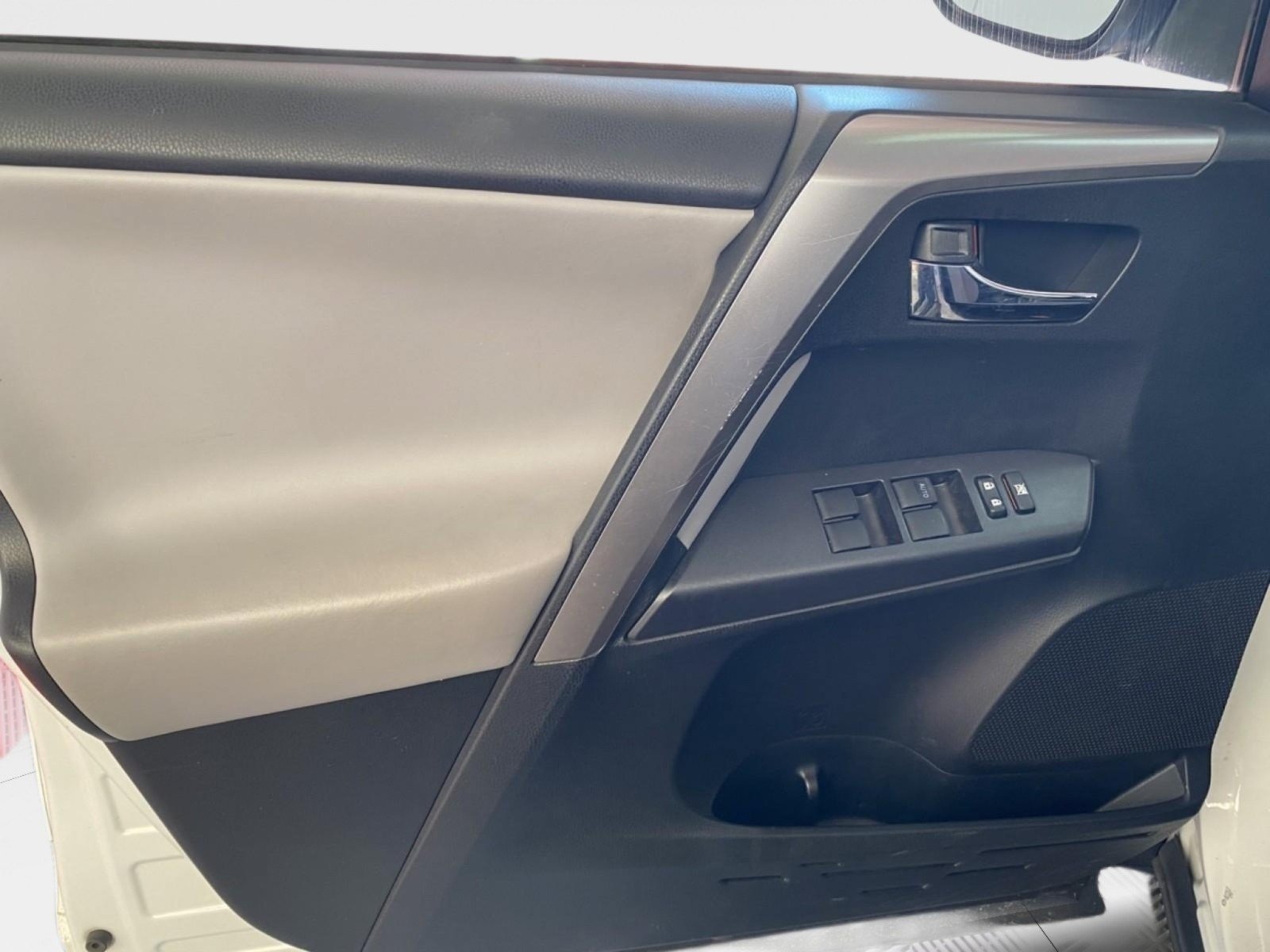 Used 2018 Toyota RAV4 XLE AWD/4WD image 19