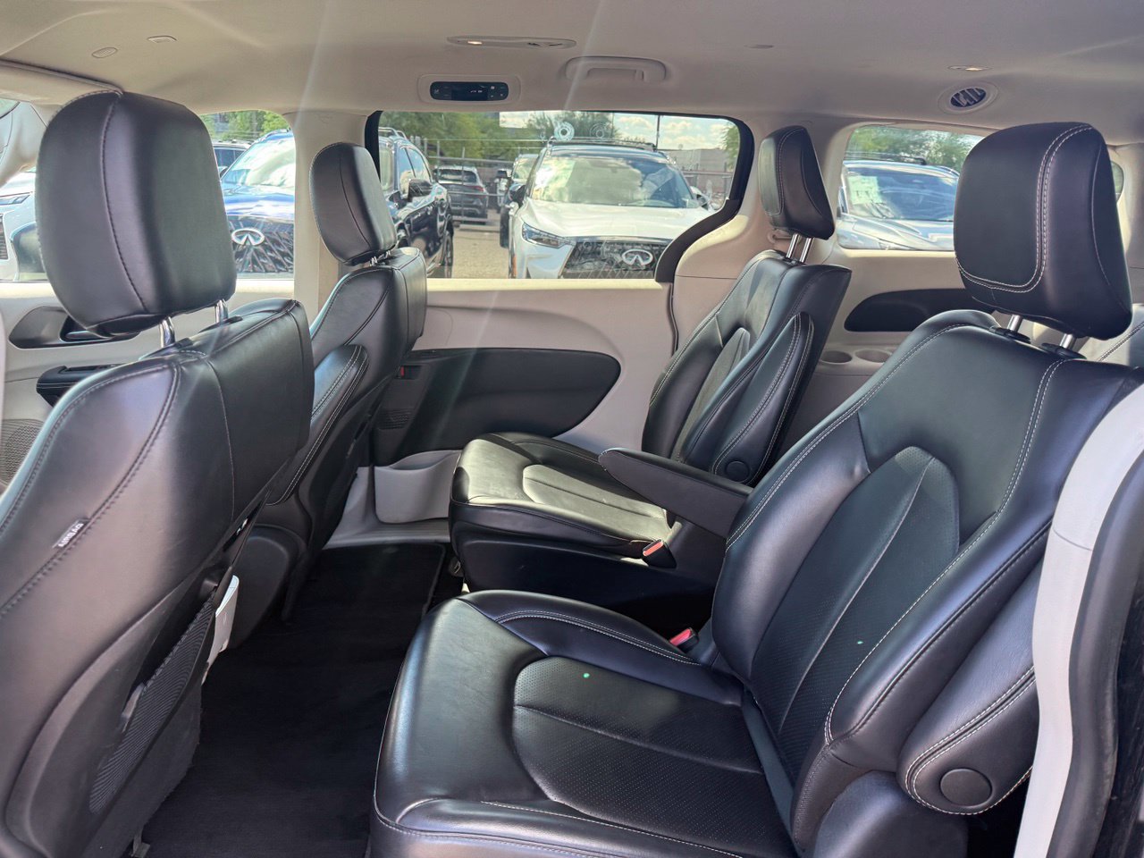 Used 2023 Chrysler Pacifica Touring-L FWD image 11