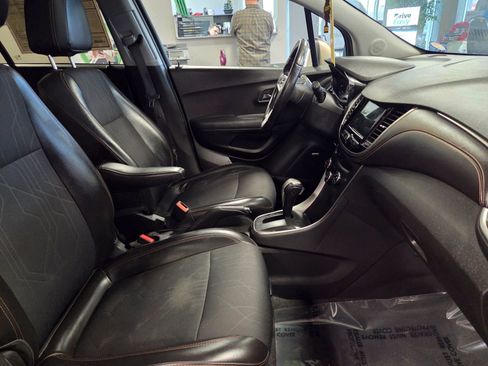 Used 2018 Chevrolet Trax LT w/ Sun & Sound Package image 53