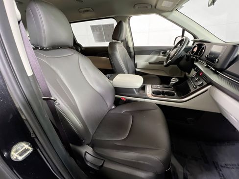 Used 2024 Kia Carnival LX image 28