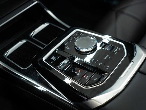 Used 2025 BMW 740i xDrive AWD/4WD image 29