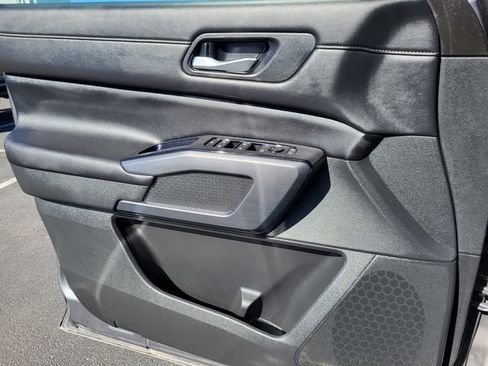 Used 2025 Nissan Pathfinder SL image 19