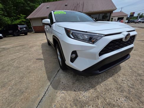 Used 2021 Toyota RAV4 XLE w/ Convenience Package FWD image 3