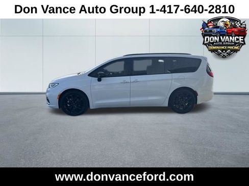 Used 2025 Chrysler Pacifica Limited image 3