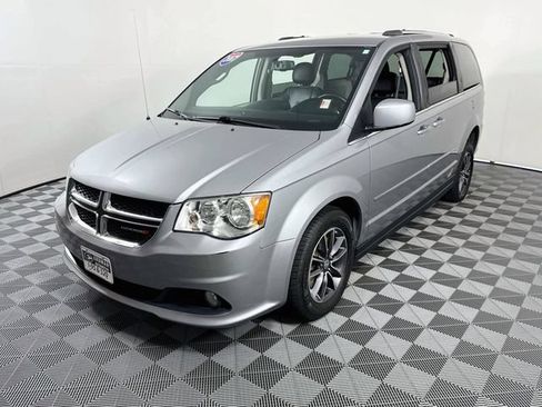 Used 2017 Dodge Grand Caravan SXT FWD image 3