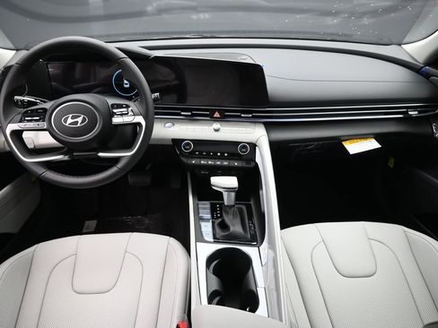 Used 2025 Hyundai Elantra Limited image 25