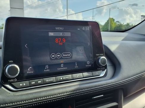 Used 2025 Nissan Rogue SV AWD/4WD image 24