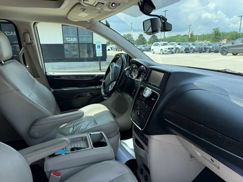 Used 2013 Chrysler Town & Country Limited w/ Luxury Group FWD image 29