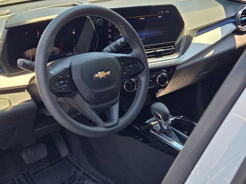 Certified 2025 Chevrolet Trax LT FWD image 22