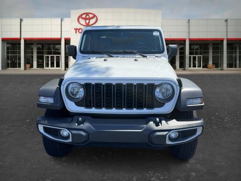 Used 2024 Jeep Gladiator Sport AWD/4WD image 2
